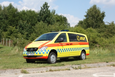 Abbildung zeigt einen gelbes Notarzteinsatzfahrzeug der Marke Mercedes Benz