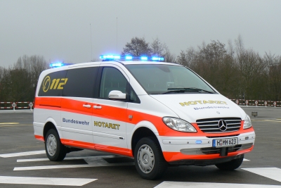 Abbildung zeigt einen Notarzteinsatzfahrzeug in weiß der Marke Mercedes