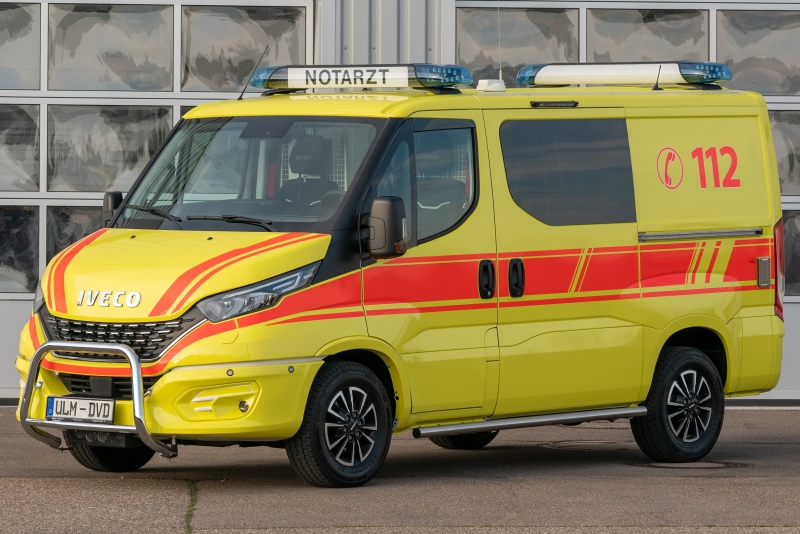 Abbildung zeigt einen Notarztwagen der Marke IVECO