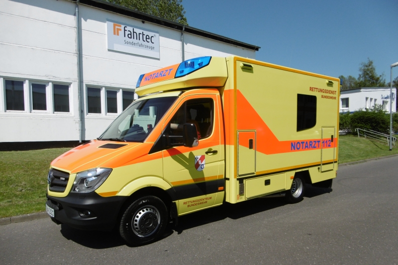 Abbildung zeigt einen gelben Rettungswagen in Kastenform der Marke Mercedes Benz