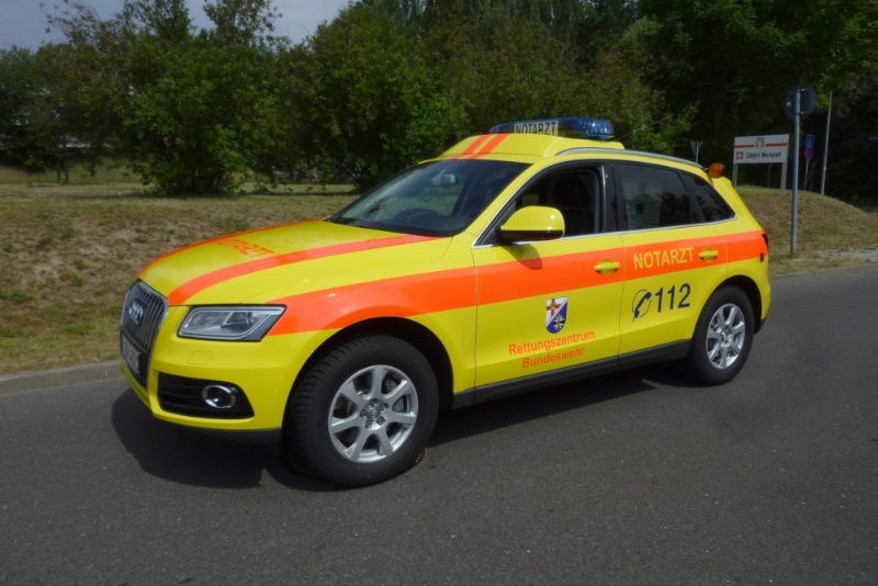 Abbildung zeigt ein gelbes Notarzteinsatzfahrzeug der Marke Audi Q5
