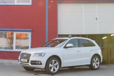 Abbildung zeigt einen weißen SUV der Marke Audi