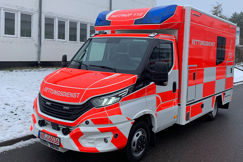 Abbildung zeigt einen Rettungswagen auf Basis Iveco Daily 5,5t Fahrgestell