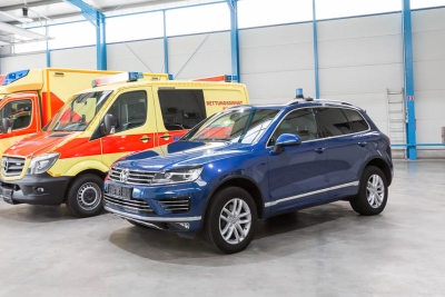 Abbildung zeigt einen blauen SUV der Marke VW